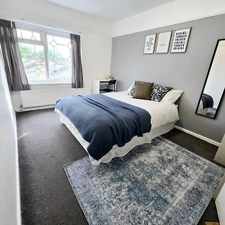 Beautiful Rooms In Prime Location!